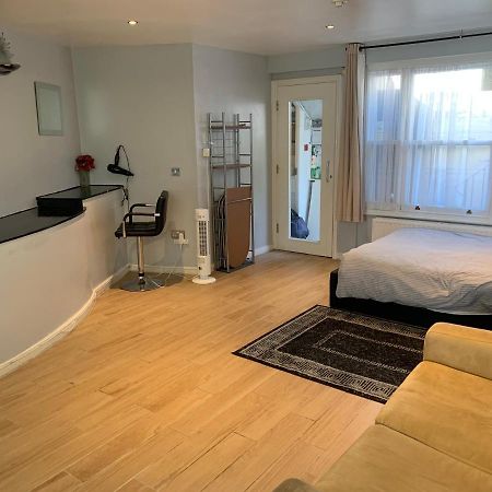 Studio Apartment - Entire Lower Ground Floor - Only 7 Mins Walk Kings Cross St Pancras Station London Eksteriør billede
