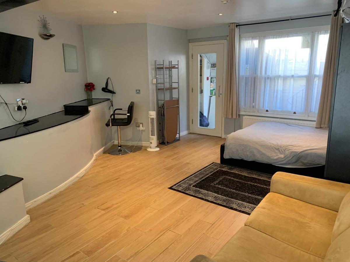 Studio Apartment - Entire Lower Ground Floor - Only 7 Mins Walk Kings Cross St Pancras Station London Eksteriør billede